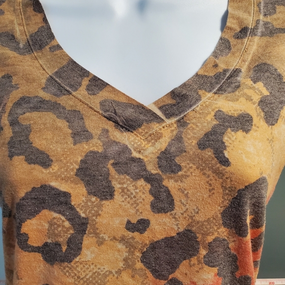 Like NEW! Small, Cute & Colorful Camouflage V-Neck Top, Light Stretch - Picture 3 of 8